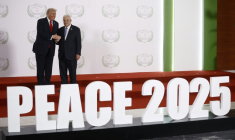 Donald Trump et Mahmoud Abbas le 13 octobre 2025 à Charm el-Cheikh en Egypte ( POOL / Yoan VALAT )