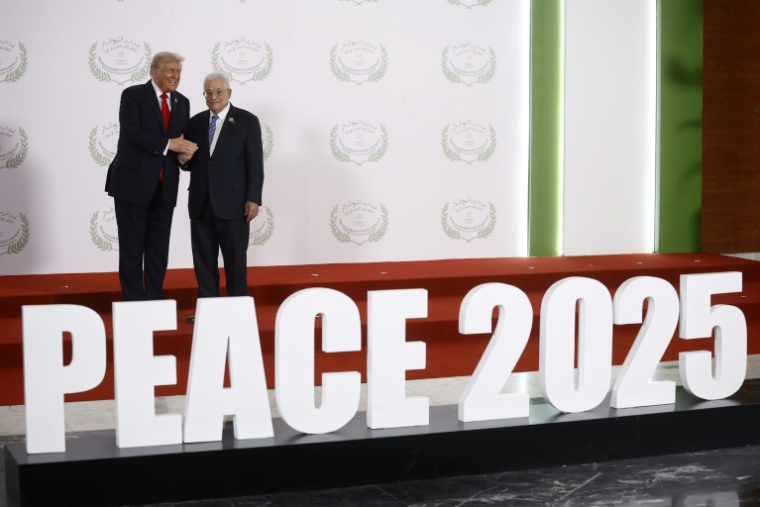 Donald Trump et Mahmoud Abbas le 13 octobre 2025 à Charm el-Cheikh en Egypte ( POOL / Yoan VALAT )