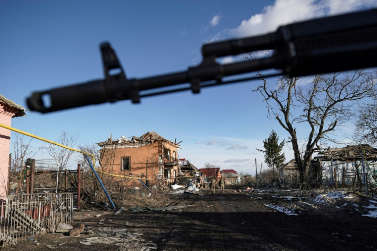 Des soldats russes circulent dans le village de Kazachya Loknya, dans la région russe de Koursk, le 18 mars 2025 ( AFP / TATYANA MAKEYEVA )