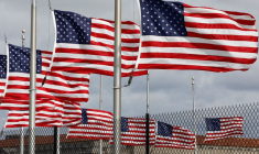 Des drapeaux américains flottent sur le National Mall