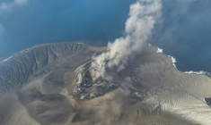 Photo aérienne, prise le 6 septembre 2026 et diffusée le 7 septembre 2026 par le Centre indonésien de volcanologie et d'atténuation des risques géologiques, montrant le volcan Anak Krakatau en éruption, dans province de Lampung, en Indonésie ( Centre indonésien de volcanologie et d'atténuation des risques géologiques / Handout )