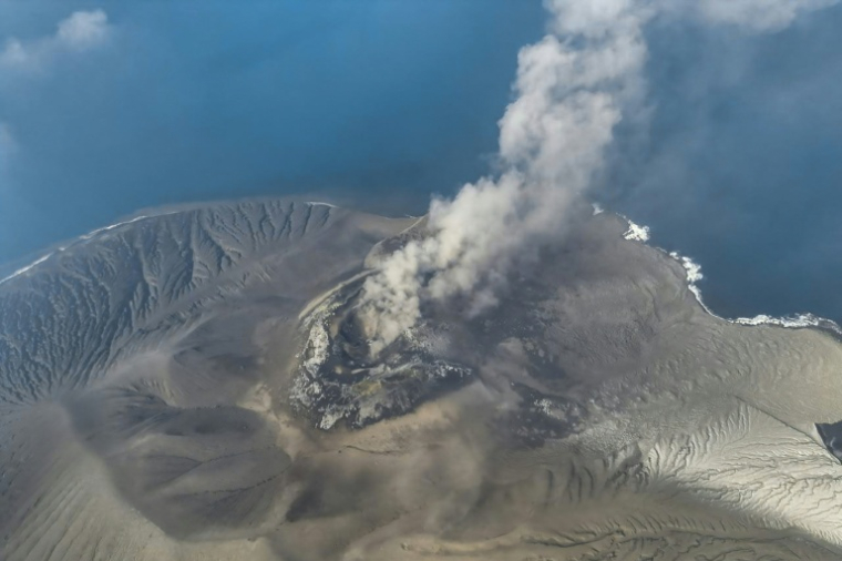 Photo aérienne, prise le 6 septembre 2026 et diffusée le 7 septembre 2026 par le Centre indonésien de volcanologie et d'atténuation des risques géologiques, montrant le volcan Anak Krakatau en éruption, dans province de Lampung, en Indonésie ( Centre indonésien de volcanologie et d'atténuation des risques géologiques / Handout )