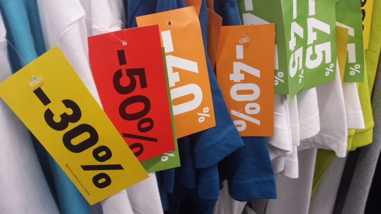 Les p&eacute;riodes de soldes ne suffisent pas &agrave; &eacute;viter les gaspillages dans l&rsquo;industrie de la mode. (cr&eacute;dit: Adobe Stock)