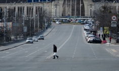 L'UKRAINE JURE DE RÉSISTER AUX FORCES RUSSES, L'OCCIDENT DURCIT SES SANCTIONS