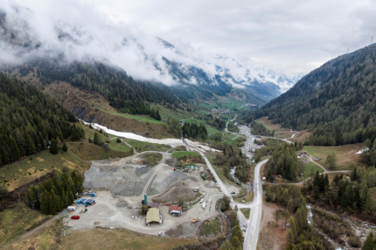 Vue aérienne de l'entrée du tunnel menant au BedrettoLab, un centre de recherche souterrain unique, situé à 1 500 mètres sous les Alpes suisses, dans un tunnel de 5,2 km près de Bedretto, le 29 avril 2026 en Suisse ( AFP / Ennio LEANZA )