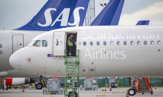 Un technicien travaille à bord d'un Airbus A320neo de SAS à l'aéroport de Kastrup, au Danemark