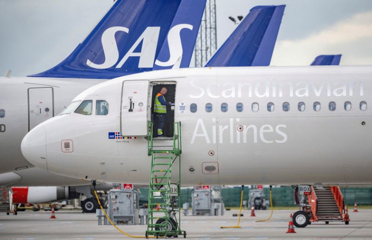 Un technicien travaille à bord d'un Airbus A320neo de SAS à l'aéroport de Kastrup, au Danemark
