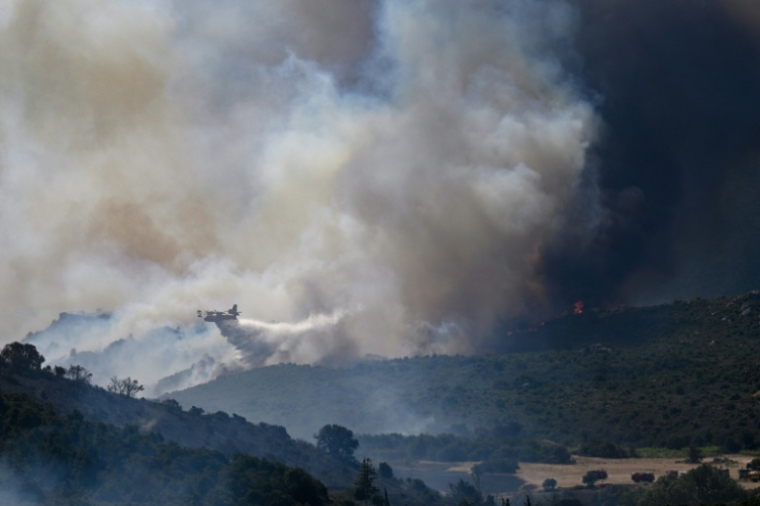 Un Canadair CL-415 de la Sécurité civile en action au-dessus d'un feu de forêt au col des Auzines, près de Trevillach, dans les Pyrénées-Orientales, le 5 juillet 2026 ( AFP / Matthieu RONDEL )