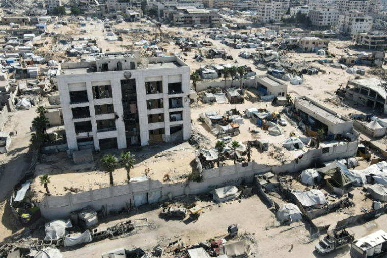 Une vue aérienne montre des tentes de déplacés palestiniens autour d'un édifice de Gaza-Ville le 20 octobre 2025. ( AFP / - )