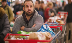 Il faudra encore patienter pour retrouver des méga promotions en supermarché et en ligne. (Crédit photo : Adobe Stock / image générée par IA)