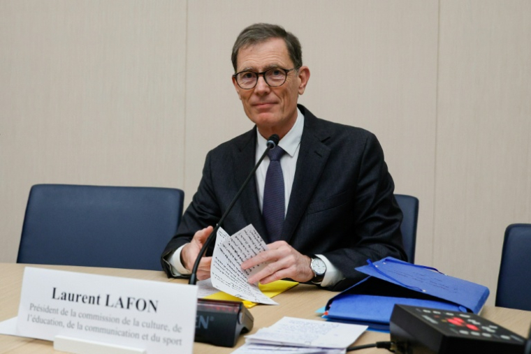 Laurent Lafon, président de la commission culture du Sénat, avant l'audition de la présidente du Louvre au Sénat, le 17 décembre 2025 à Paris ( AFP / GEOFFROY VAN DER HASSELT )