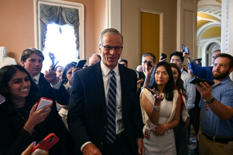 Le chef de la majorité républicaine au Sénat américain, John Thune, dans les couloirs du Capitole de Washington, le 4 juin 2026 ( AFP / Kent NISHIMURA )