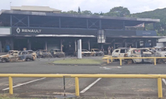 Une vue de voitures brûlées dans un showroom à Nouméa