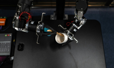 Un bras humanoïde baptisé OpenArm de la société japonaise Enactic, le 5 novembre 2025 à Tokyo ( AFP / Philip FONG )