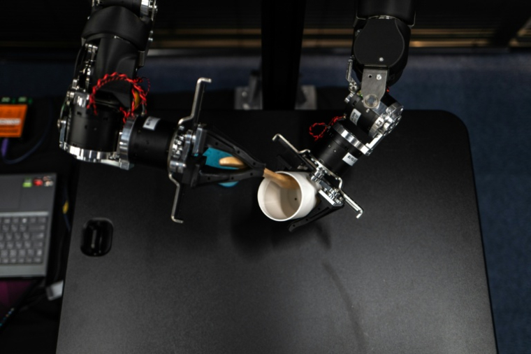 Un bras humanoïde baptisé OpenArm de la société japonaise Enactic, le 5 novembre 2025 à Tokyo ( AFP / Philip FONG )