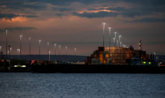 Des conteneurs d'expédition sont empilés à l'Autorité portuaire de New York et du New Jersey