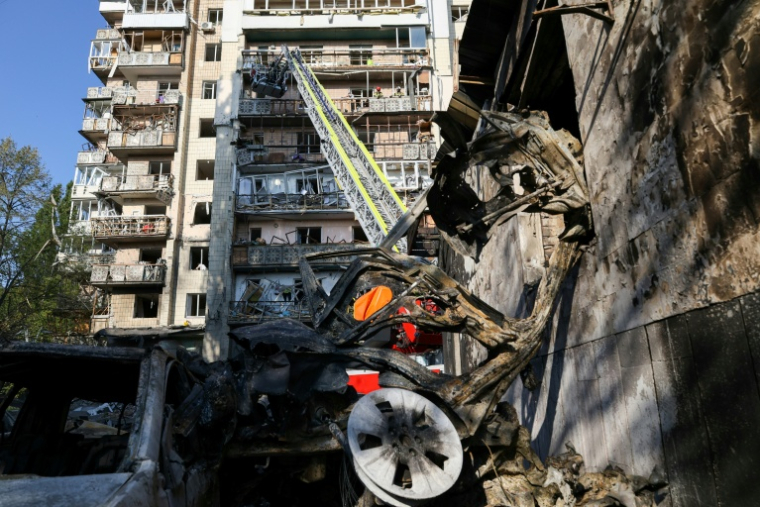 Après des frappes de missiles russes à Kiev, le 19 juillet 2026 ( AFP / Sergei SUPINSKY )