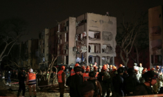 Des secouristes inspectent les ruines d'un immeuble frappé par un missile iranien, le 21 mars 2026 à Arad, dans le sud d'Israël ( AFP / Ilia YEFIMOVICH )