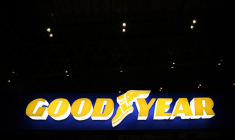 Goodyear, soupçonné d'avoir dissimulé les défauts de certains de ses pneus à l'origine d'accidents mortels, est convoqué à partir de mardi par un juge d'instruction de Besançon en vue d'une éventuelle mise en examen ( AFP / CHARLY TRIBALLEAU )