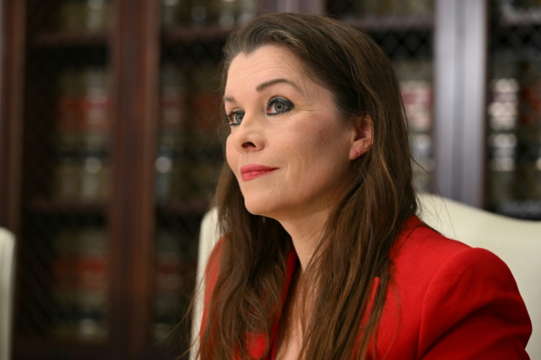 Alicia Arden, une ancienne mannequin américaine victime de Jeffrey Epstein, donne une conférence de presse dans les bureaux de l'avocate Gloria Allred, à Los Angeles (Californie), le 17 novembre 2025 ( AFP / Robyn Beck )