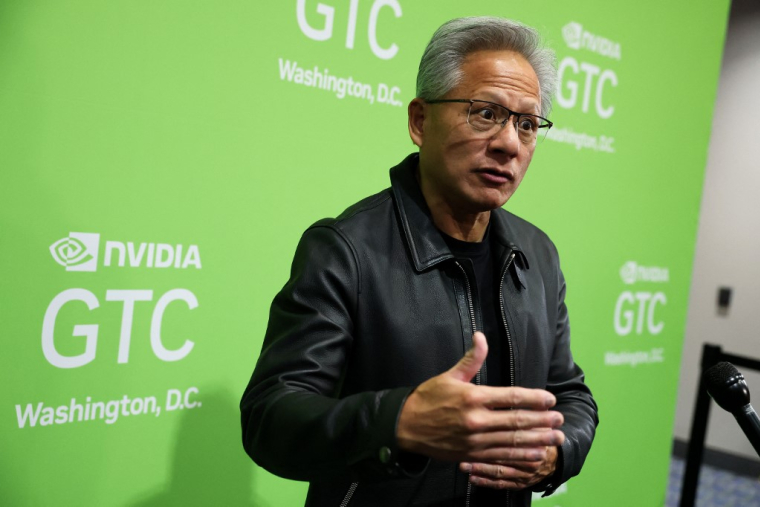Jensen Huang à Washington, aux États-Unis, le 28 octobre 2025. ( GETTY IMAGES NORTH AMERICA / ANNA MONEYMAKER )