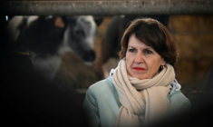 La ministre de l'Agriculture Annie Genevard lors d'une visite dans une ferme Saint-Georges-de-la-Rivière, dans la Manche le 22 janvier 2026  ( AFP / Lou BENOIST )