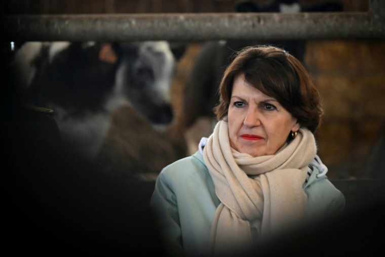 La ministre de l'Agriculture Annie Genevard lors d'une visite dans une ferme Saint-Georges-de-la-Rivière, dans la Manche le 22 janvier 2026  ( AFP / Lou BENOIST )