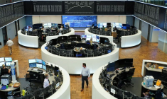 Le graphique de l'indice allemand des prix des actions DAX est photographié à la bourse de Francfort