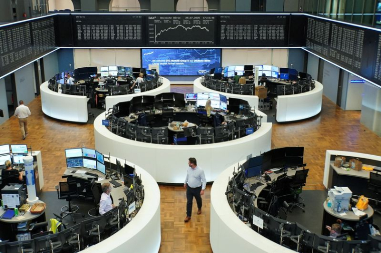Le graphique de l'indice allemand des prix des actions DAX est photographié à la bourse de Francfort