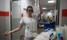 Une infirmière prépare une perfusion de réhydratation à l'hôpital de Purpan à Toulouse, le 23 juin 2023 lors d'un épisode de canicule en France ( AFP / Ed JONES )