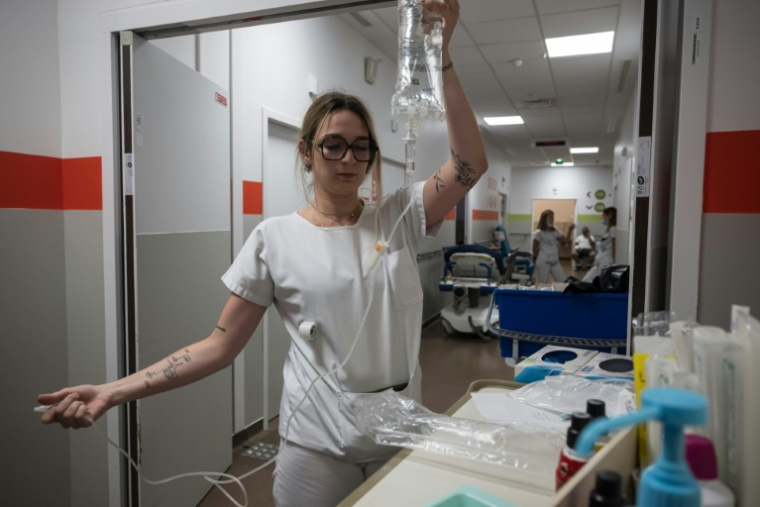 Une infirmière prépare une perfusion de réhydratation à l'hôpital de Purpan, à Toulouse, en Haute-Garonne, le 23 juin 2026 ( AFP / Ed JONES )