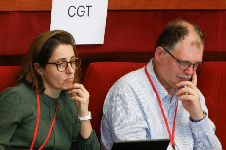 La secrétaire générale de la CGT Sophie Binet , à gauche, lors de l'ouverture de la conférence Travail et retraites à Paris le 5 décembre 2025 ( AFP / Ian LANGSDON )
