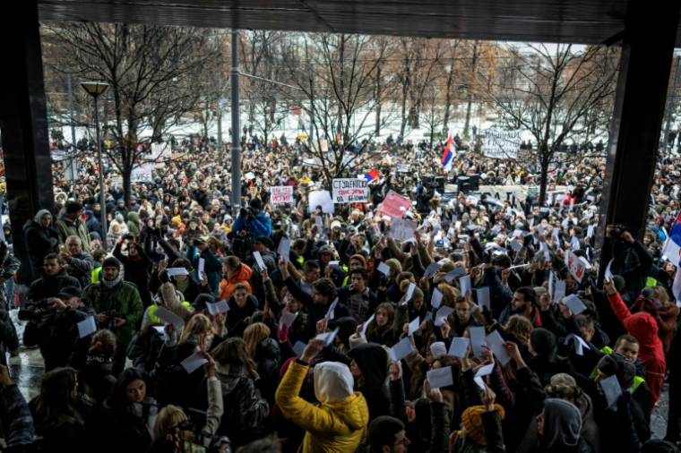 Des étudiants manifestent, le 25 décembre 2024 à Belgrade, pour exiger des comptes suite à l'effondrement meurtrier en novembre du toit de la gare de Novi Sad, en Serbie ( AFP / Andrej ISAKOVIC )