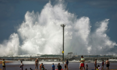 Une vague déferle sur la plage North Narrabeen à Sydney le 18 avril 2025, alors que de fortes houles frappent la côte est de l'Australie ( AFP / DAVID GRAY )