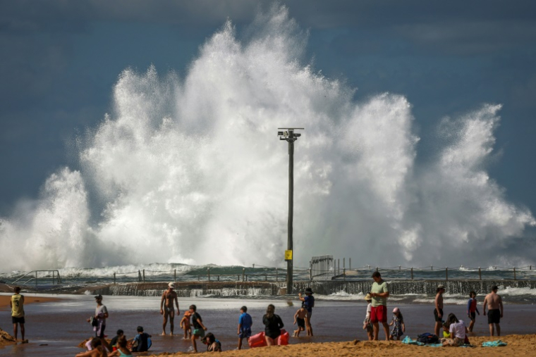 Une vague déferle sur la plage North Narrabeen à Sydney le 18 avril 2025, alors que de fortes houles frappent la côte est de l'Australie ( AFP / DAVID GRAY )