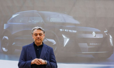 Le directeur général de Renault, Luca de Meo, prend la parole lors de la présentation du Scenic Vision