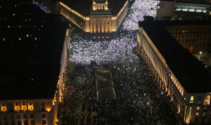 Cette photographie aérienne prise par drone montre la foule de dizaines de milliers de manifestants qui se rassemblent dans le centre de Sofia pour protester contre le gouvernement bulgare, le 10 décembre 2025 ( AFP / Dobrin KASHAVELOV )