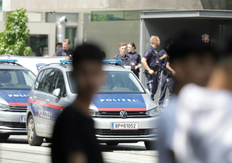 Des policiers près d'un établissement scolaire à Graz où des tirs ont fait plusieurs morts, le 10 juin 2025 en Autriche ( AFP / Alex HALADA )