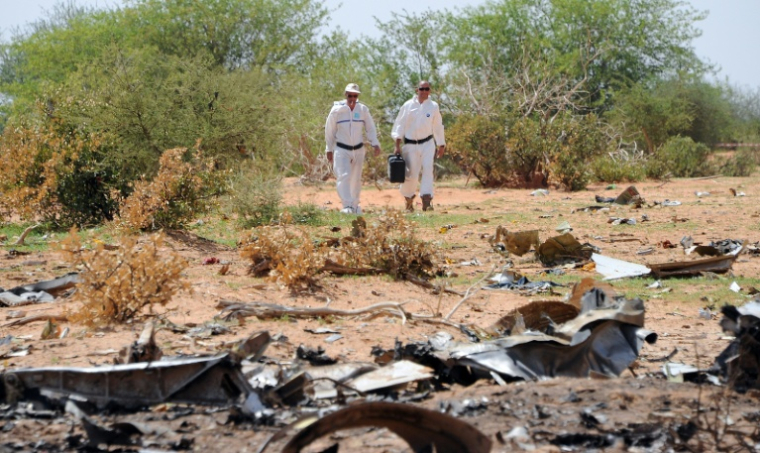 Des enquêteurs recueillent des preuves sur le lieu du crash du vol AH5017 d'Air Algérie dans la région de Gossi, au Mali, le 29 juillet 2014 ( AFP / SIA KAMBOU )