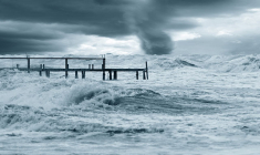 Contrairement à ce que l'on pourrait croire, les catastrophes naturelles ont eu tendance à diminuer, et leur coût à stagner, ces dernières années. (crédit : Adobe Stock)