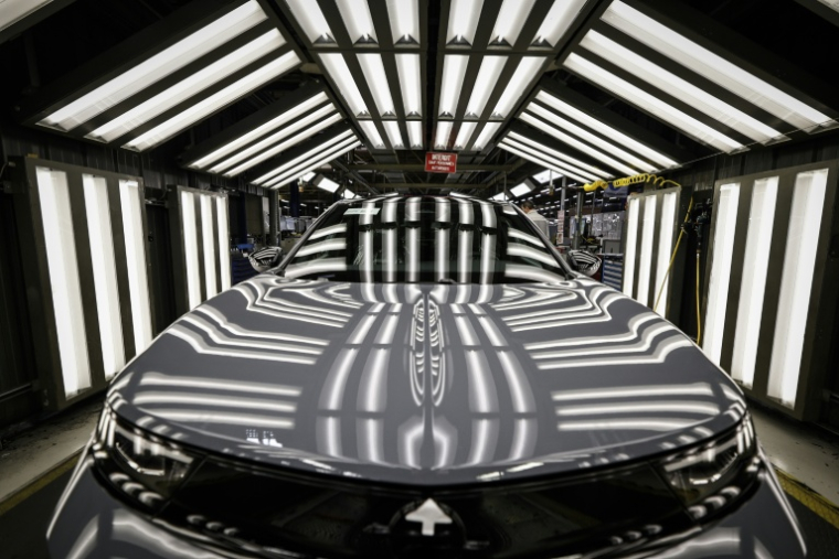 Des voitures en bout de chaîne dans l'usine Stellantis de Poissy (région parisienne) le 15 avril 2026. L'usine cessera la production automobile après 2028. ( AFP / Simon Wohlfahrt )