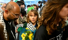 L'activiste suédoise Greta Thunberg arrive à l'aéroport de Stockholm-Arlanda après son expulsion par Israël, le 10 juin 2025 ( TT NEWS AGENCY / Anders WIKLUND )