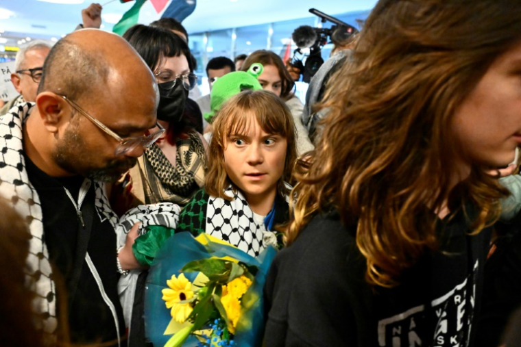 L'activiste suédoise Greta Thunberg arrive à l'aéroport de Stockholm-Arlanda après son expulsion par Israël, le 10 juin 2025 ( TT NEWS AGENCY / Anders WIKLUND )