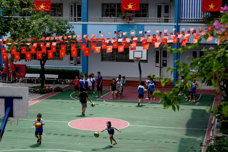 Des élèves jouent dans la cour de l'école Doan Thi Diem d'Hanoï, la première de la capitale vietnamienne à avoir introduit le français en primaire, le 29 août 2025 ( AFP / Nhac NGUYEN )