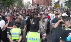 Royaume-Uni : des militants anti-immigration et anti-racisme se font face à Nottingham