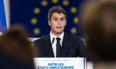 Le candidat de Renaissance à la présidentielle Gabriel Attal fait un discours dans les locaux de l'entreprise aérospatiale Latitude le 17 septembre 2026 à Reims ( AFP / Sameer Al-DOUMY )