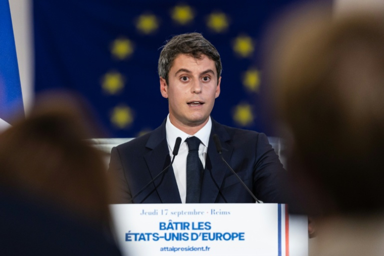 Le candidat de Renaissance à la présidentielle Gabriel Attal fait un discours dans les locaux de l'entreprise aérospatiale Latitude le 17 septembre 2026 à Reims ( AFP / Sameer Al-DOUMY )