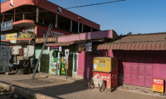 Magasins fermés et rue désertée le 16 janvier 2025 à Kampala, en Ouganda, où les habitants inquiets sont restés chez eux au lendemain des élections législatives et présidentielle ( AFP / Badru Katumba )