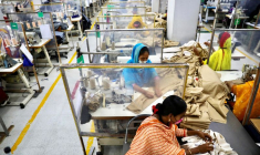 Photo d'archives: Des employés travaillent dans une usine de confection à Dhaka, au Bangladesh