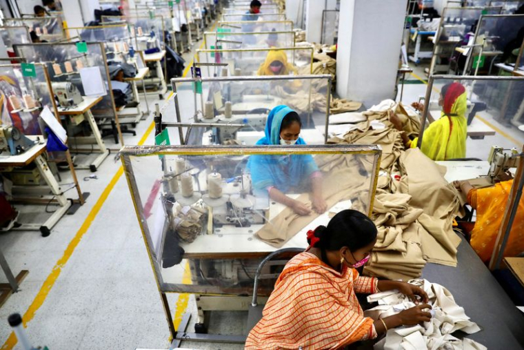 Photo d'archives: Des employés travaillent dans une usine de confection à Dhaka, au Bangladesh